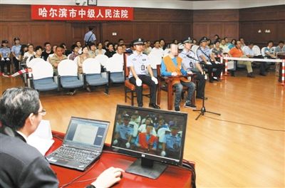 7月25日,犯罪嫌疑人李夢南在法庭上接受審理。 新華社發 賈晉璇 攝